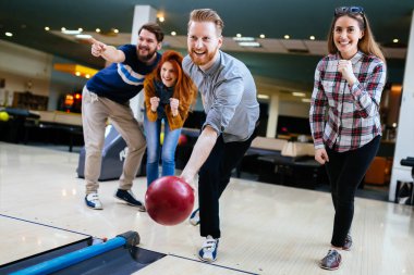 Bowling süre eğleniyor arkadaşlar