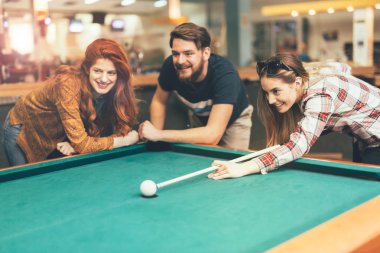 Bilardo oynarken zevk arkadaş