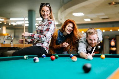 Mutlu arkadaş havuzu oynarken zevk