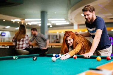 Güzel çift bilardo oynarken