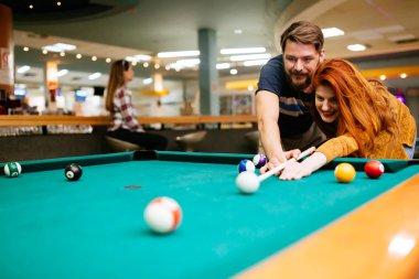 Güzel çift bilardo oynarken