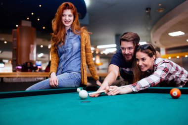 Mutlu arkadaş havuzu oynarken zevk