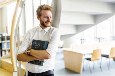 Yakışıklı zeki adam