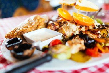 Sebzeli ızgara kanatlı eti