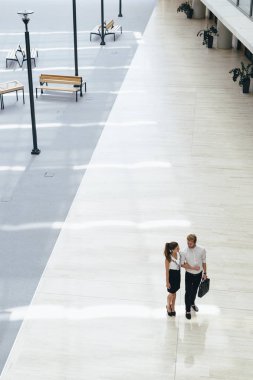 iş arkadaşları konuşuyor 