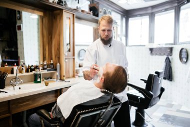 Retro tıraş köpüğü ile