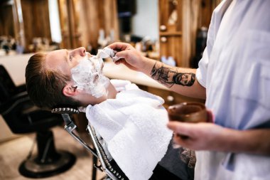 Retro tıraş köpüğü ile