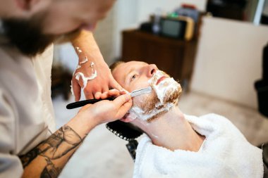 Retro tıraş köpüğü ile