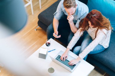 Güzel çift rahat bir oturma odasında çalışma 