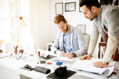 Ofiste çalışan meslektaşlar.