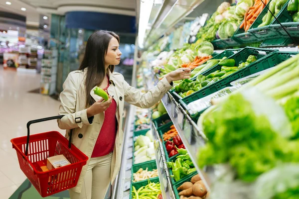 Hermosa mujer comprando verduras y frutas — Foto de Stock