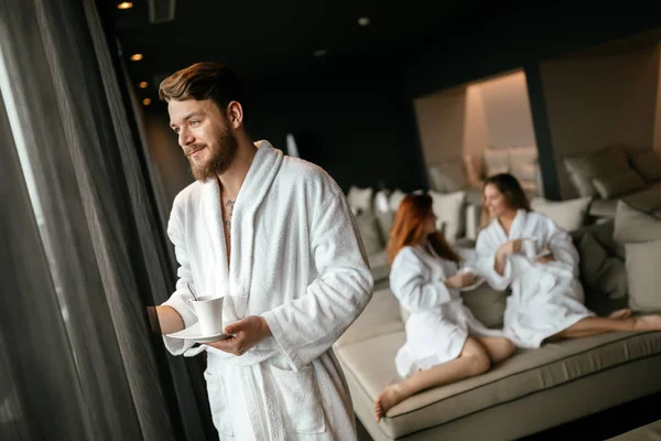 Pessoas desfrutando de seu fim de semana de bem-estar — Fotografia de Stock