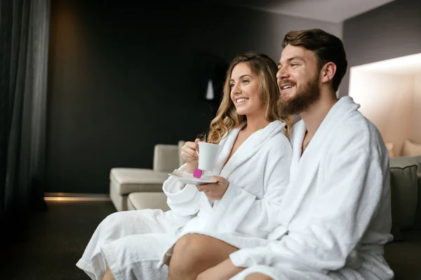 Pareja disfrutando del té matutino — Foto de Stock