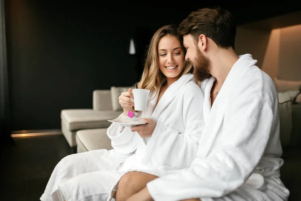 Casal desfrutando bem-estar fim de semana — Fotografia de Stock