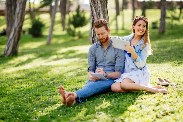 Söta studenter studerar tillsammans — Stockfoto