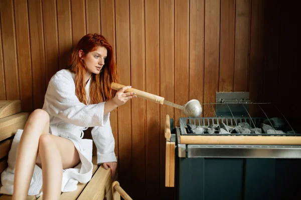 Bela mulher na sauna — Fotografia de Stock