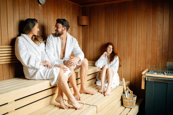 Pessoas relaxando na sauna — Fotografia de Stock