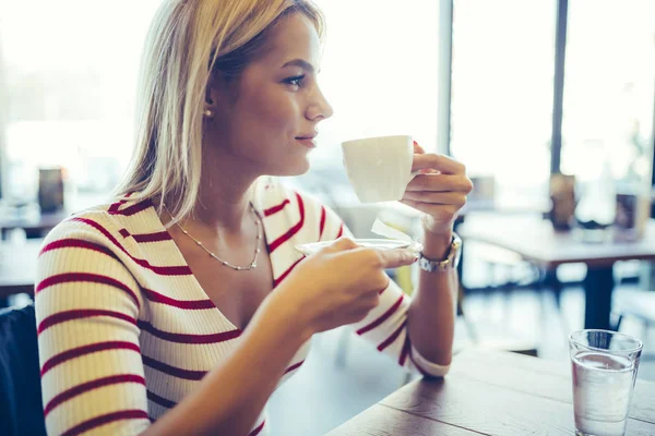 Belle femme buvant du café — Photo