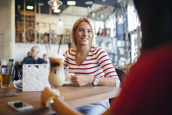 Mulheres relaxando no café — Fotografia de Stock