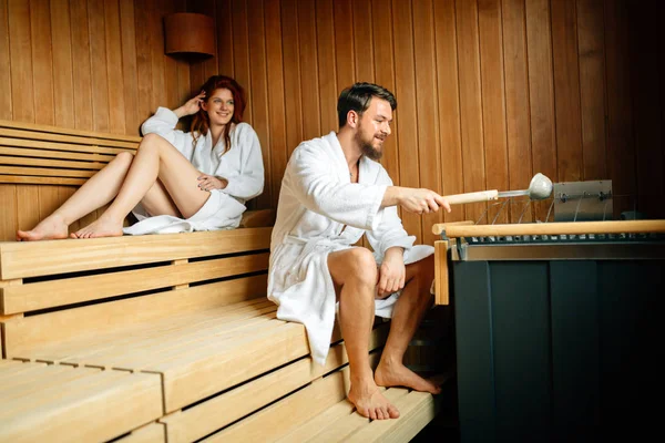 Beau couple relaxant au sauna — Photo