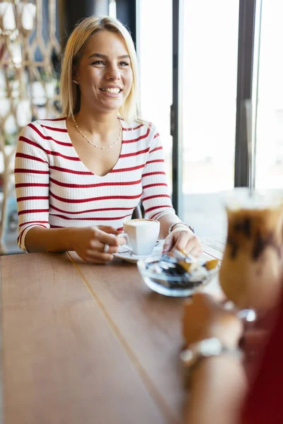 Relaks w kawiarni kobiet — Zdjęcie stockowe