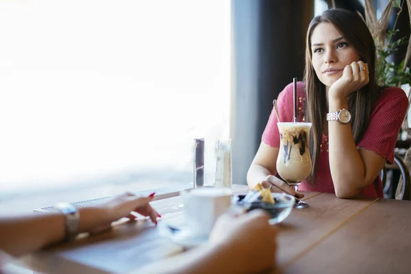 Mulheres relaxando no café — Fotografia de Stock