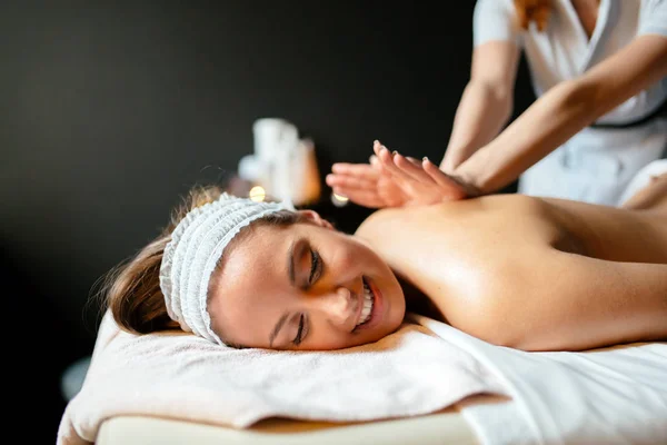 Mulher bonita desfrutando de tratamento de massagem — Fotografia de Stock