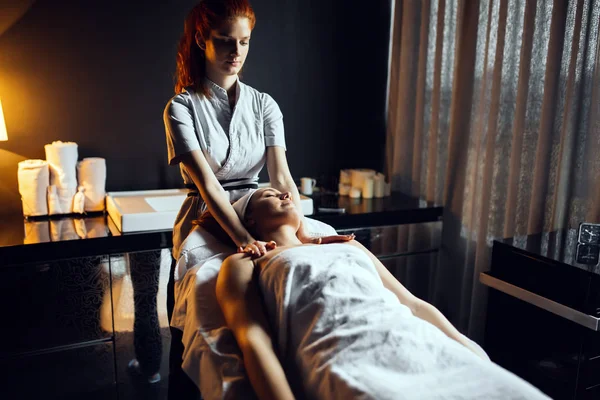 Massaggio terapeuta massaggio donna — Foto Stock