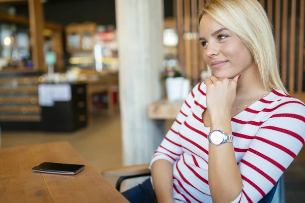 Hermosa mujer descansando en la cafetería —  Fotos de Stock