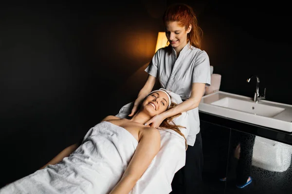 Vacker kvinna njuter av massagebehandling — Stockfoto