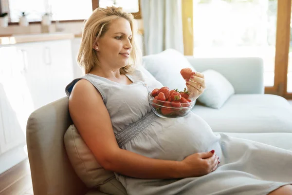 Gravid kvinna äter jordgubbar — Stockfoto