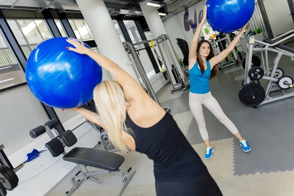 Entrenamiento de mujeres en gimnasio —  Fotos de Stock