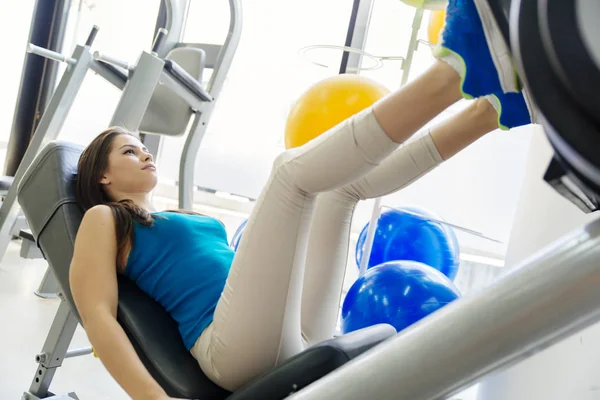 Spor salonunda egzersiz kadın — Stok fotoğraf