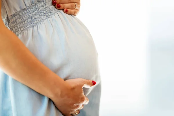 Hermosa mujer embarazada rubia —  Fotos de Stock