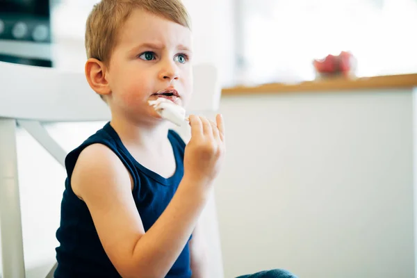 Kind isst Eiscreme im Wohnzimmer — Stockfoto
