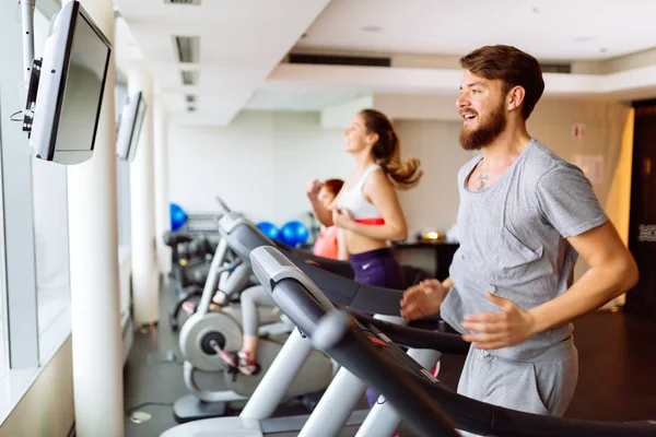 Les gens qui courent sur tapis roulant dans la salle de gym — Photo