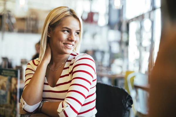 Retrato de mulher bonita no café — Fotografia de Stock