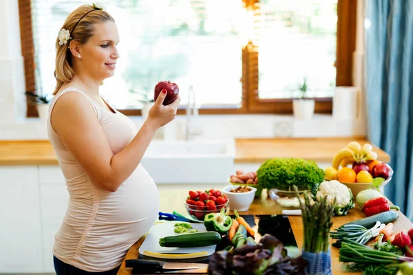 Gravid kvinna hälsosam kost — Stockfoto