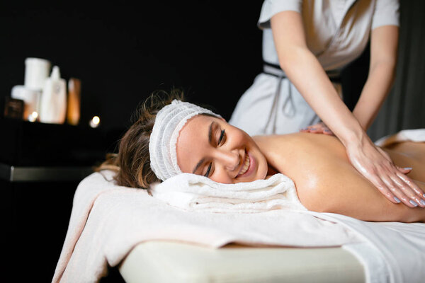 Красивая женщина наслаждается массажем
