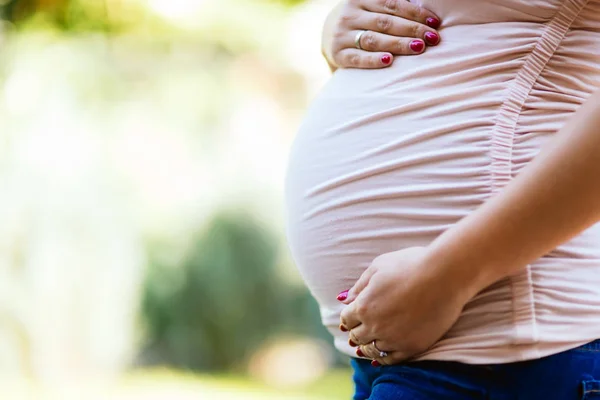 Gravid kvinna i tredje trimestern — Stockfoto