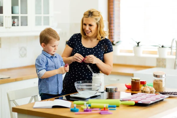 Mãe e criança preparando muffins — Fotografia de Stock