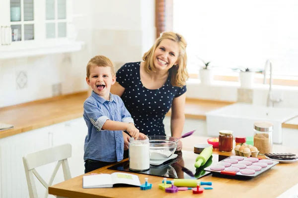 Mother and child preparing muffins — Stock Photo, Image