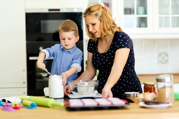 Anne ve çocuk kek hazırlama