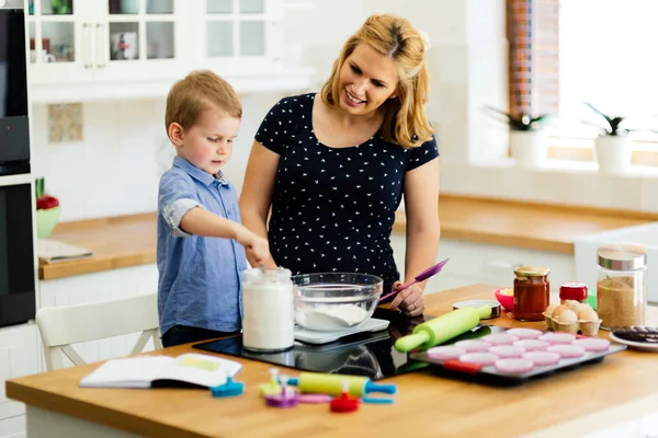 Anne ve çocuk kek hazırlama