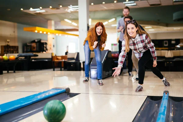 Amigos de bolos en el club — Foto de Stock