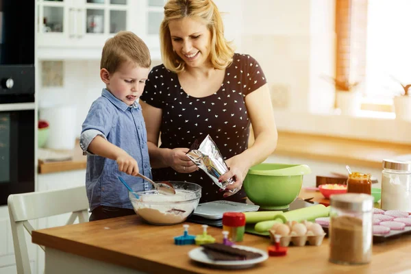 Mère et enfant préparant des muffins — Photo