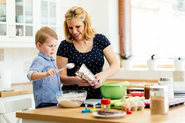 Matka a dítě Příprava muffinů — Stock fotografie
