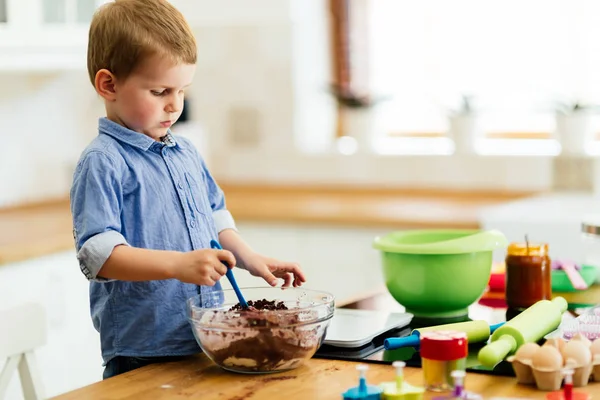 Чарівна дитина робить печиво — стокове фото