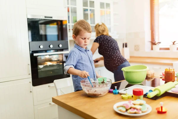 Mother and child preparing muffins — Stock Photo, Image