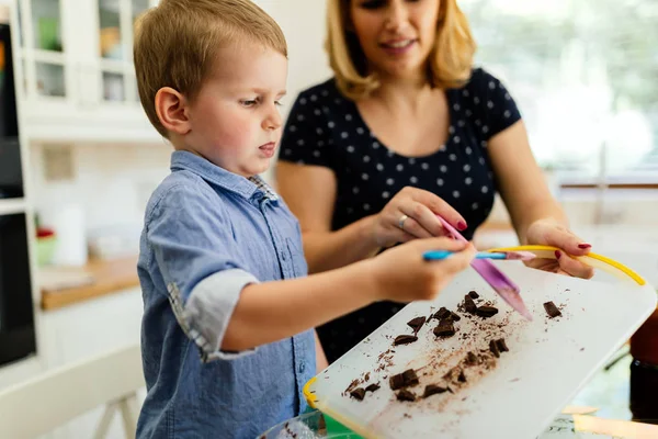 Mãe e criança preparando muffins — Fotografia de Stock